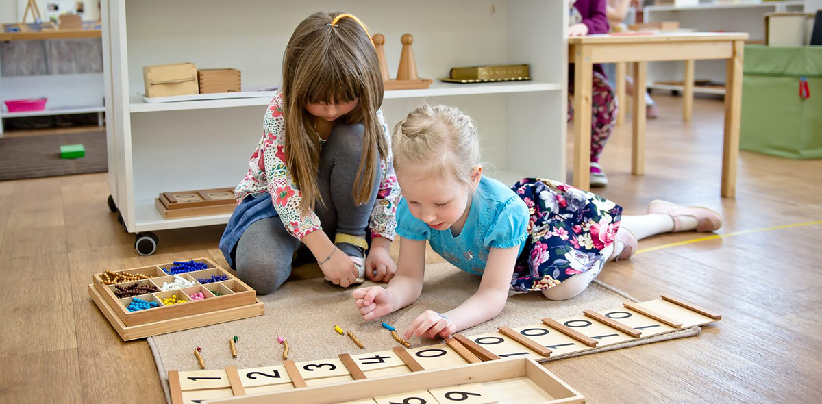 В Монтессори-классах представлены игрушки преимущественно в единственном экземпляре, это учит детей уступать, строить отношения, уметь договариваться.