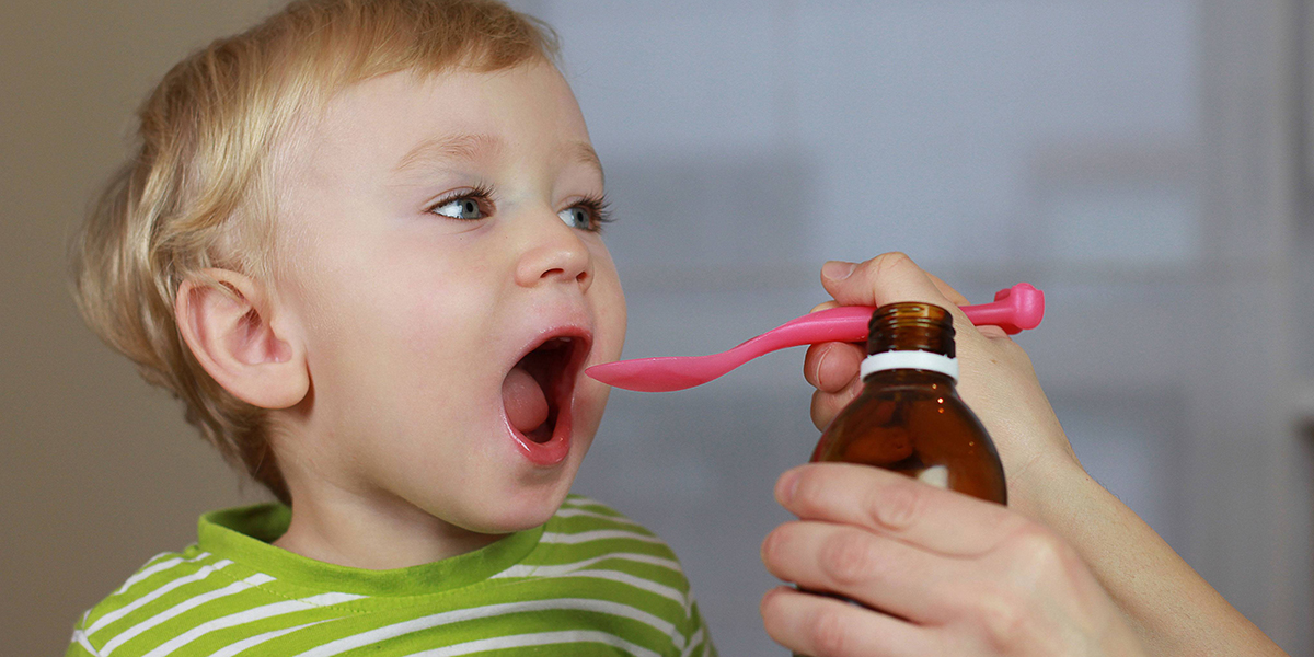 педиатр лечит кашель у ребенка