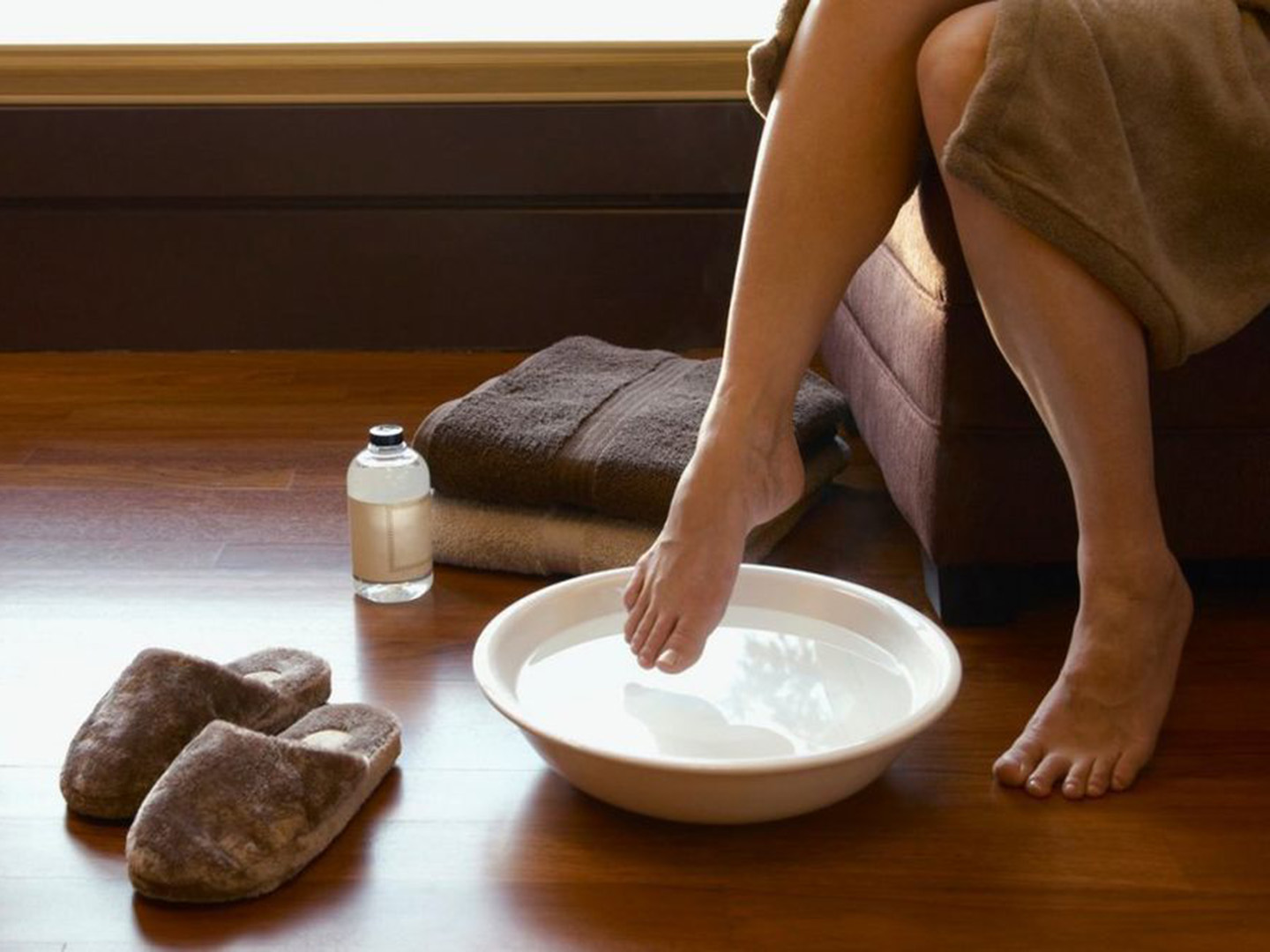 Ванночки для ног с содой и солью. Ванночка для ног от усталости. Полезные ванночки для ног. Лечебные ванночки для ног.