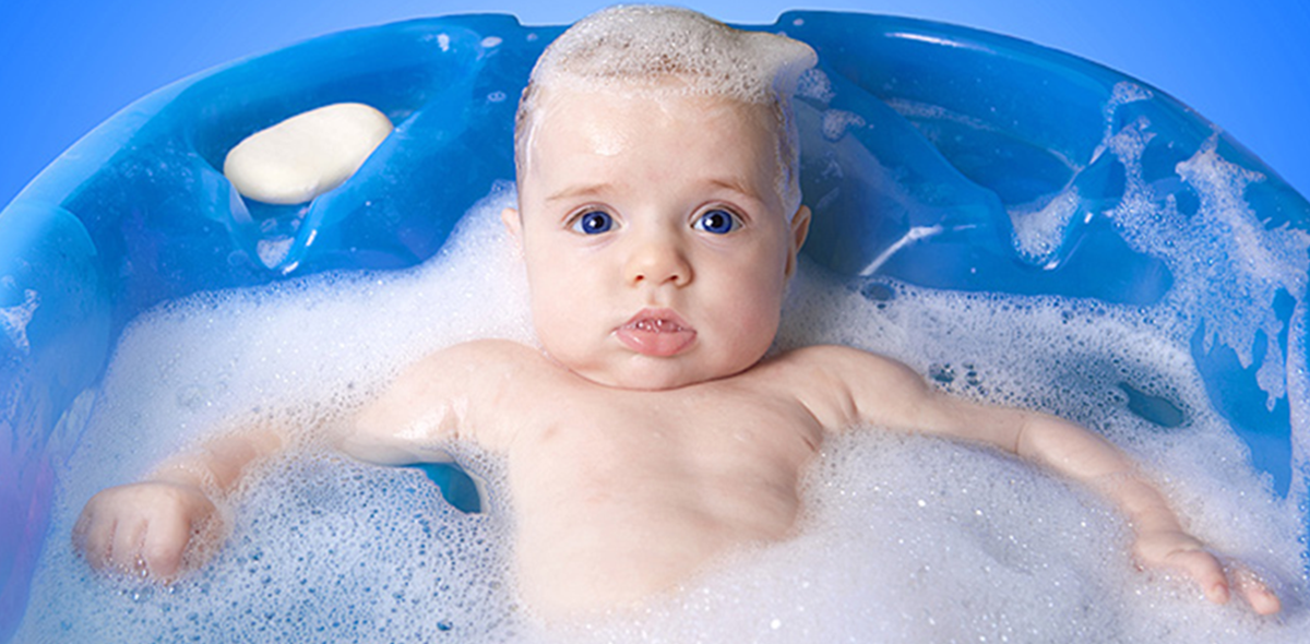 Кожа у ребенка, особенно у новорожденного, очень чувствительна, и даже мыло для нее является пусть и не сильным, но раздражителем.