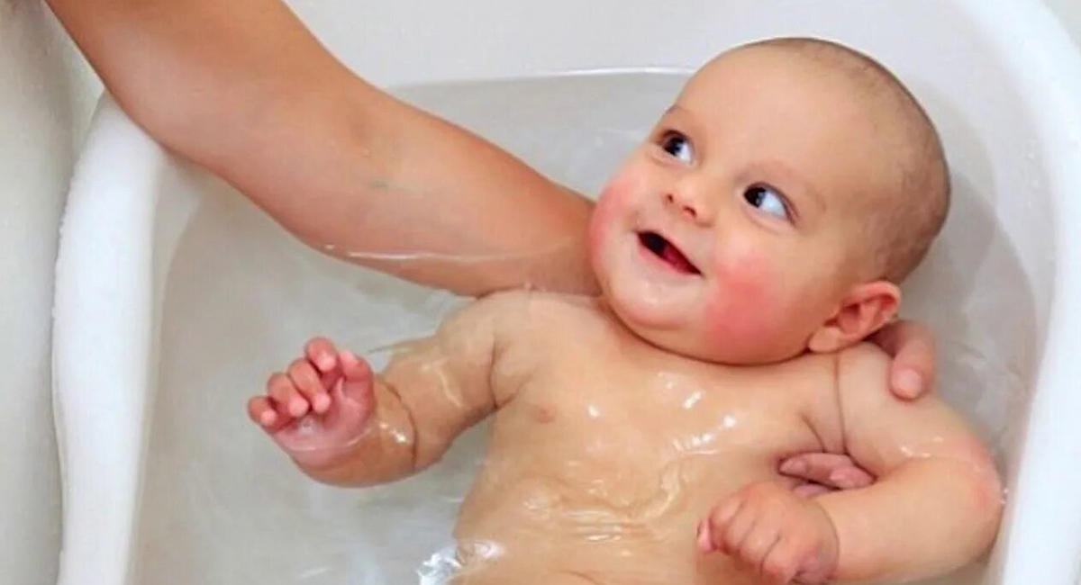 Уход за кожей ребенка с диатезом тоже должен быть соответствующим. И при этом очень индивидуальным: то, что подошло другому малышу, вашему может оказаться бесполезным.