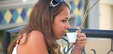 В Великобритании поступили в продажу «вдыхаемые» кофе и шоколад всего с одной калорией. Небольшие яркие тюбики-аэрозоли, похожие на губную помаду, стоят около трех долларов.