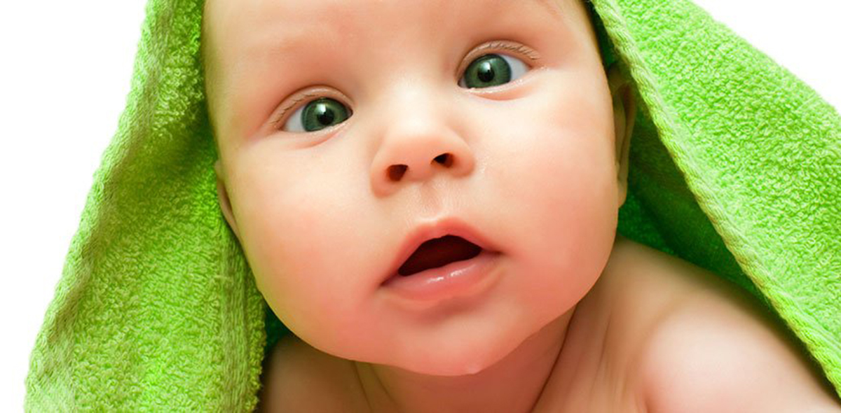 Ребенок косит глазки. Косоглазие у младенцев. Косоглазие у новорожденного. Косоглазие у детей до года. Косит глаз у ребенка.