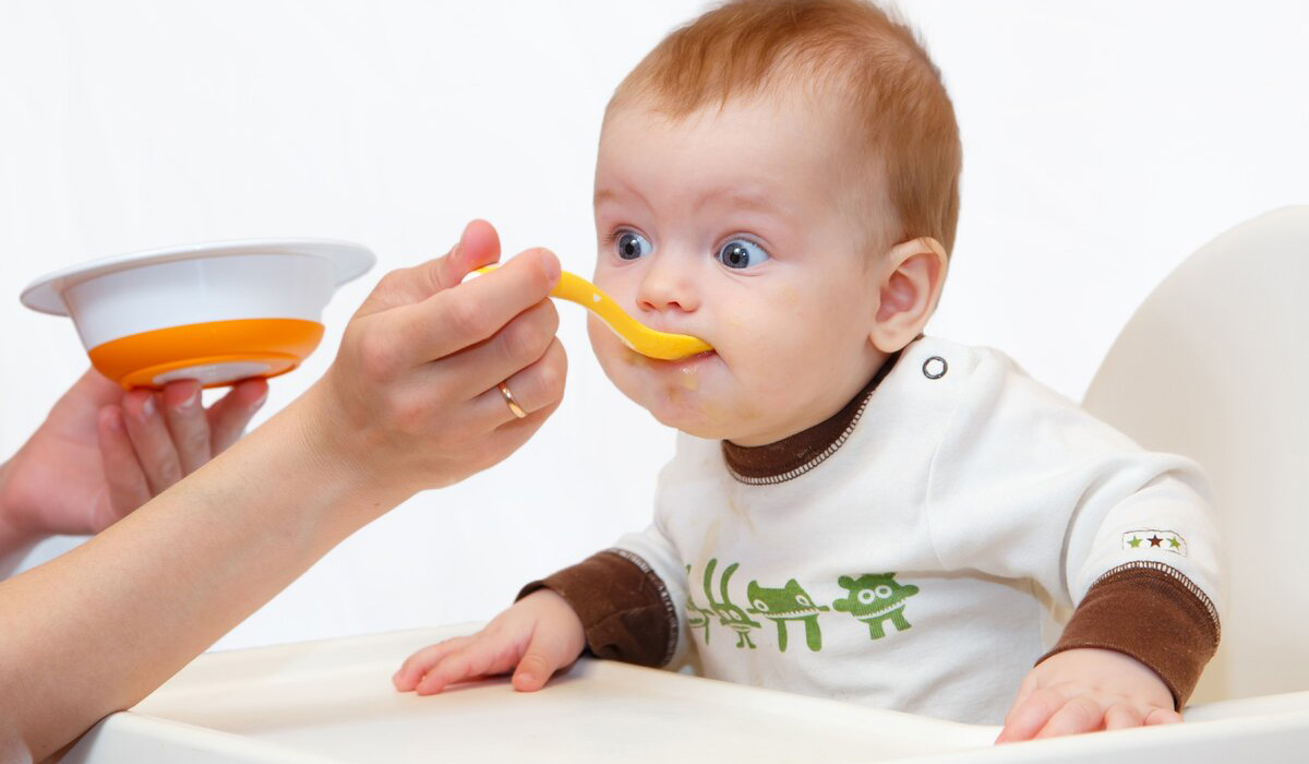 Опытные педиатры и диетологи советуют начинать кормление ребенка твердой пищей, когда он сам проявит к ней интерес.