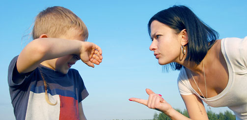 Отучая ребенка от истерик, немаловажно контролировать и себя. Ведь, собственно, крик и телесные наказания — это сигнал для ребенка.