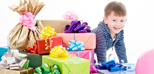 Немаловажно позаботиться о подарках. Если виновник торжества один — все намного проще, и достаточно знать предпочтения ребенка. Но если вы празднуете Новый год — сувениры должны получить все гости.