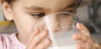 Молоко детям полезней, чем вода