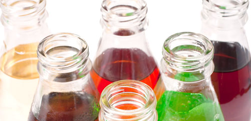 Детское питание: вред газированных напитков c красителями  