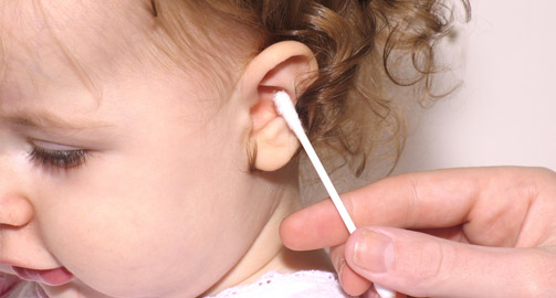 как чистить уши ребенку