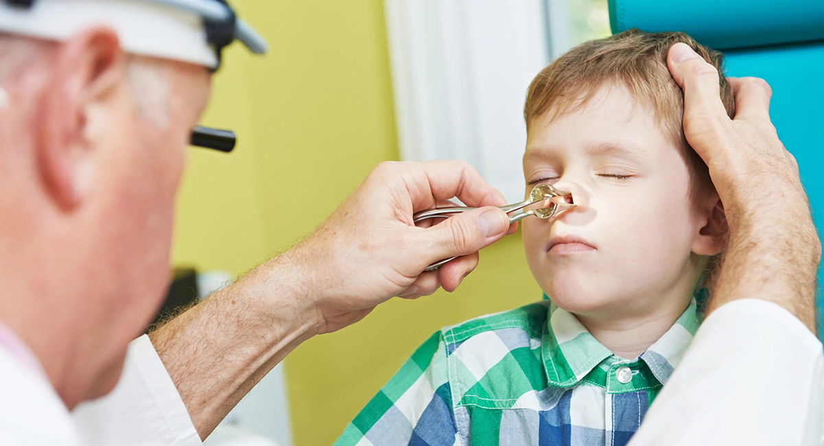 Как правило, диагноз «гайморита» устанавливает ЛОР-врач, который оценивает состояние ребенка, и осматривает носик и ушки. 