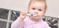 Как выбрать первую зубную пасту для ребенка? Может ли ребенок пользоваться зубной пастой для взрослых? Какие компоненты зубной пасты полезны ребенку, а какие вредны?
