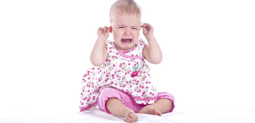 Основные симптомы, которые могут указывать на то, что простудное заболевание привело к отиту, таковы: из носа идут все более густые выделения, появляются выделения из глаз, ребенок становится капризным и раздражительным, часто просыпается ночью, отказывае