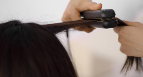 Как завить волосы: плойкой, щипцами, бигуди или…