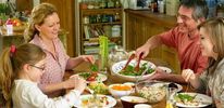 Психологи университетов Эссекса, Оксфорда, Уорвика и Суррея утверждают, что счастливому взрослению ребенка способствуют регулярные семейные ужины.