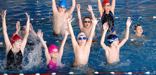 Занятия с детьми, которые вообще не умеют плавать или умеют плохо, должны проходить в бассейне с глубиной, на которой ребенок может уверенно стоять. Оптимальной глубиной считается «по грудь». 
