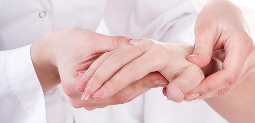 Первая помощь при травматических повреждениях пальцев thumbnail