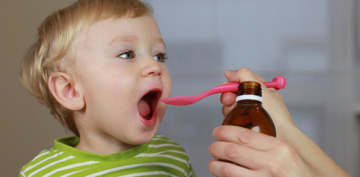 Для лечения кашля у детей с простудным заболеванием нередко рекомендуется прием комбинированных лекарств, то есть содержащих в себе несколько компонентов, оказывающих и муколитический, и отхаркивающий, и противовоспалительный эффекты.