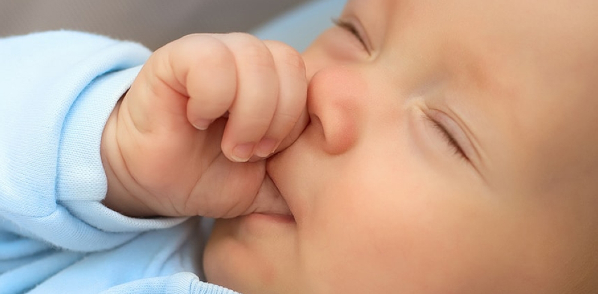 Сую пальцы спящей. Сосательный рефлекс новорожденного. Сосательный рефлекс у новорожденных. Сосание новорожденного ребенка. Рефлекс сосания у новорожденного ребенка.