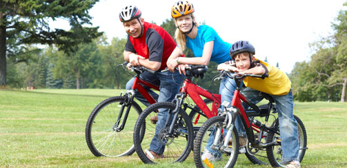 К семейным видам спорта можно также отнести и велоспорт. Увлекательные прогулки за городом, поездки по сельским тропинкам, свежий воздух, красивые пейзажи действуют умиротворяюще.