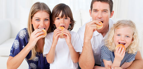 Откажитесь от гамбургеров и бутербродов — не давайте их детям и не ешьте сами. Фаст-фуд — самое плохое из всего съедобного (не считая съеденной белой поганки), что может с вами случиться. 