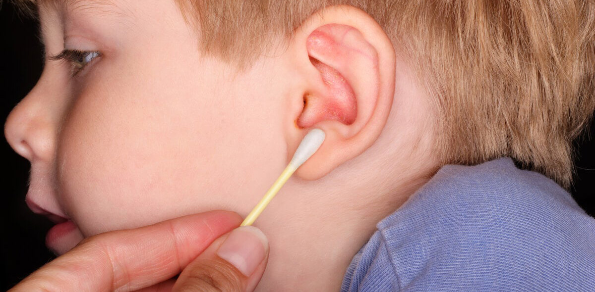 как чистить уши ребенку