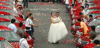 Свою жизнь для нее превратить в цветы решил 24-летний Сяо Ван из Китая. Он подарил своей невесте на свадьбу 99 тысяч 999 алых роз.