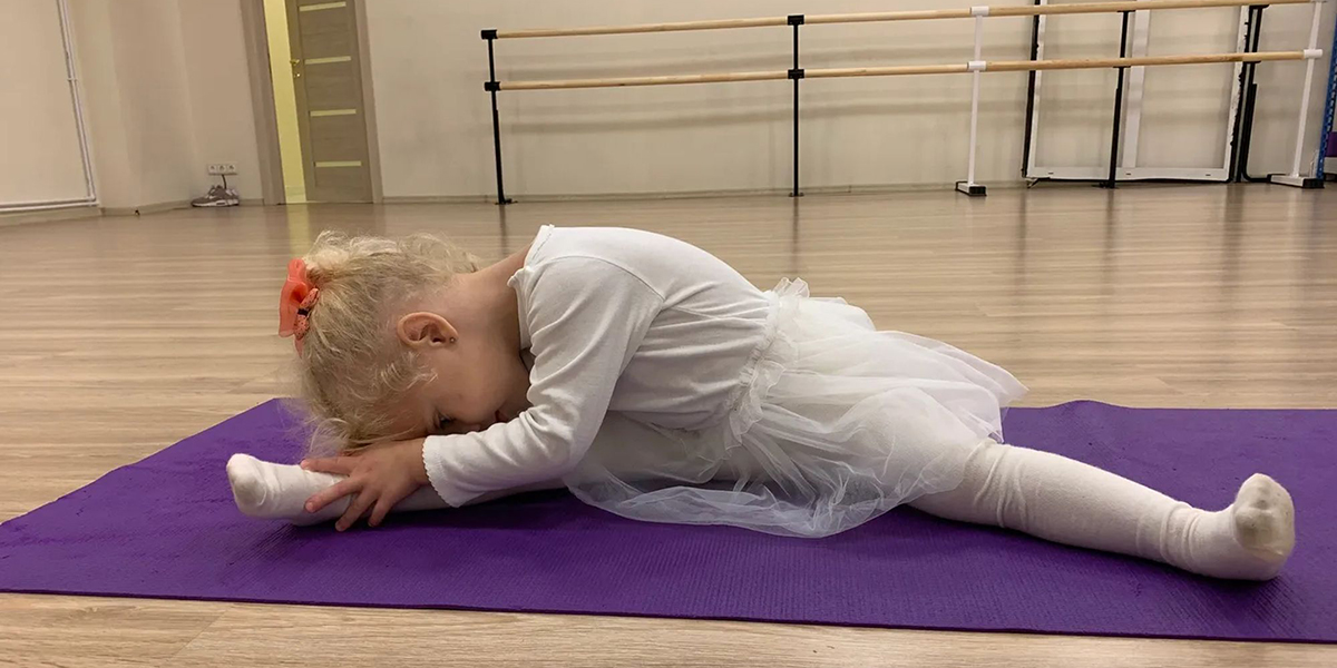 уроки стретчинга, девочка