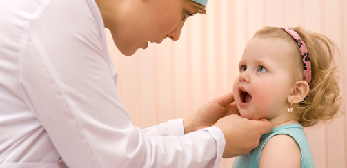 педиатр лечит кашель у ребенка