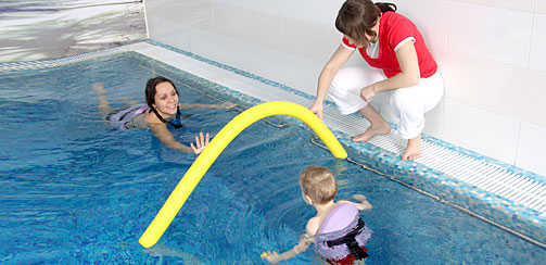 Одним из самых ценных свойств плавания специалисты по лечебной физкультуре считают закаливание и массажный эффект. Поэтому посещение бассейнов рекомендуют детям с ослабленным иммунитетом, часто болеющим детям, тем, кто перенес воспаление легких. 