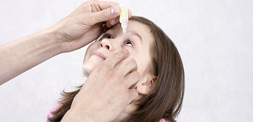 Чтобы нормализовать давление, офтальмолог пропишет глазные капли. Эффект лекарств должен постоянно контролироваться, потому что могут появиться побочные эффекты или глаза привыкнут к каплям.