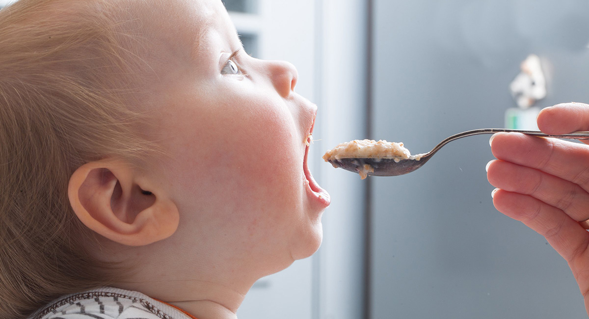 почему ребенок икает