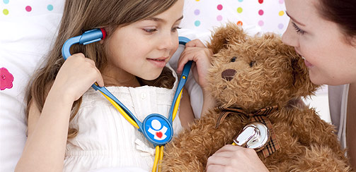 Если ребенок заболевает, необходимо играть с ним в больницу, отрабатывая все процедуры на игрушках. При этом он обязательно должен «отыграть» как роль больного, так и роль доктора. 