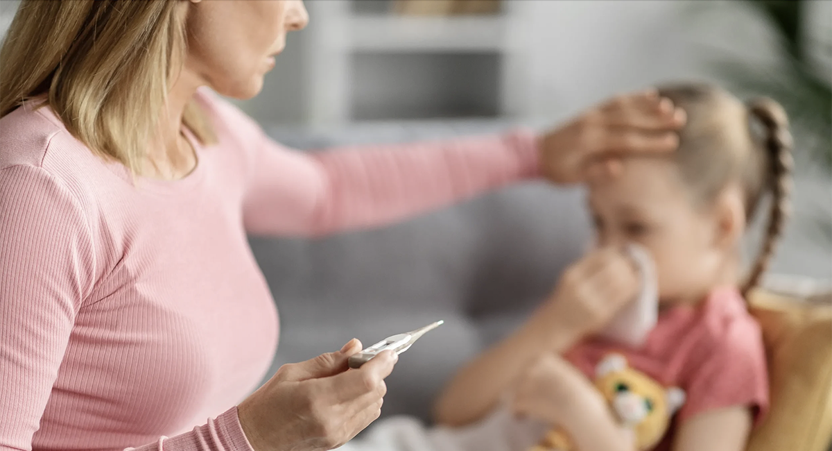 Для острого гайморита характерны признаки, которые поначалу напоминают ОРЗ — озноб, повышение температуры тела, плохое общее самочувствие; маленькие дети становятся очень капризными, плохо спят, не едят, у них появляются жалобы на головную боль или они по