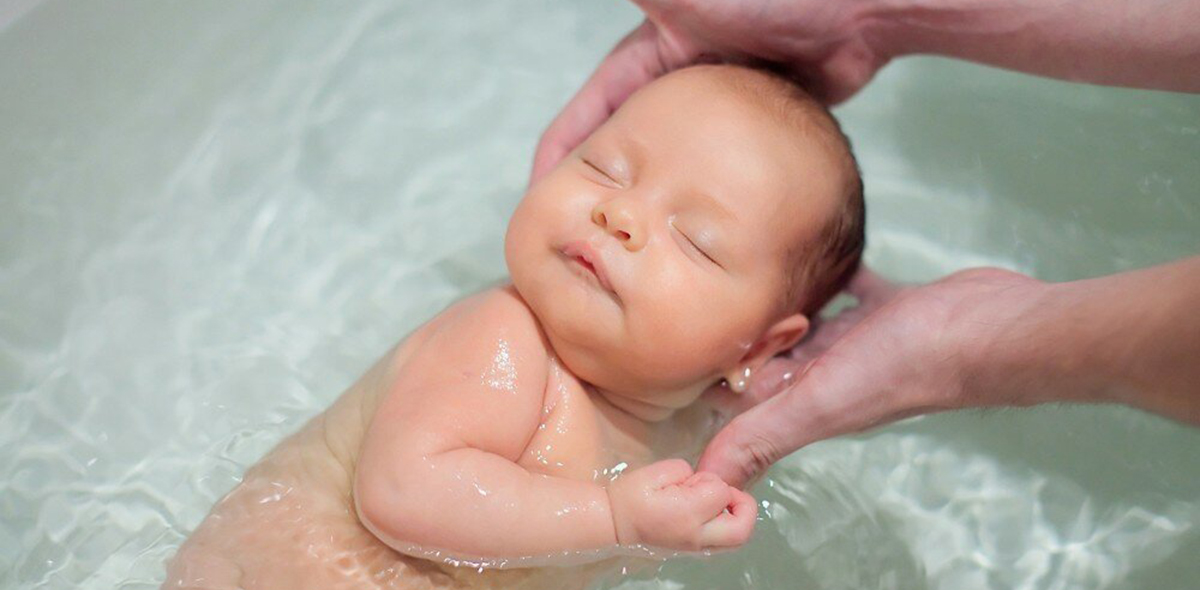 Каждая заботливая мама старается купать ребенка каждый день. Вроде бы, ответ на поверхности — чтобы ребенок был чистым и ухоженным.