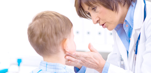 Как правило, диагноз «гайморита» устанавливает ЛОР-врач, который оценивает состояние ребенка, и осматривает носик и ушки. 