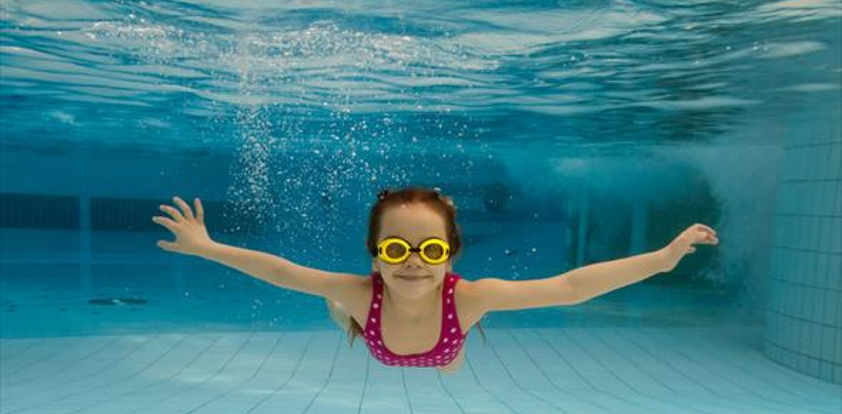 Занятия с детьми, которые вообще не умеют плавать или умеют плохо, должны проходить в бассейне с глубиной, на которой ребенок может уверенно стоять. Оптимальной глубиной считается «по грудь». 