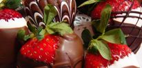 Ученые из исследовательского центра американской компании «Hershey» утверждают, что какао и темный шоколад полезнее соков и фруктов, поскольку содержат большее количество антиоксидантов.