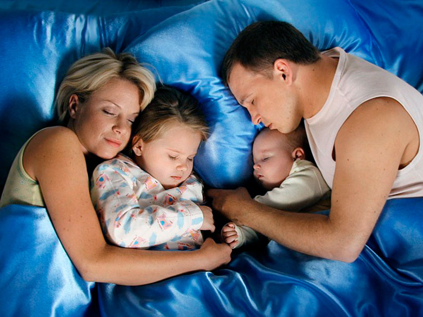 Спящие мамаши. Семья спит. Совместный сон с ребенком. Совместный сон с ребенко. Здоровый сон.