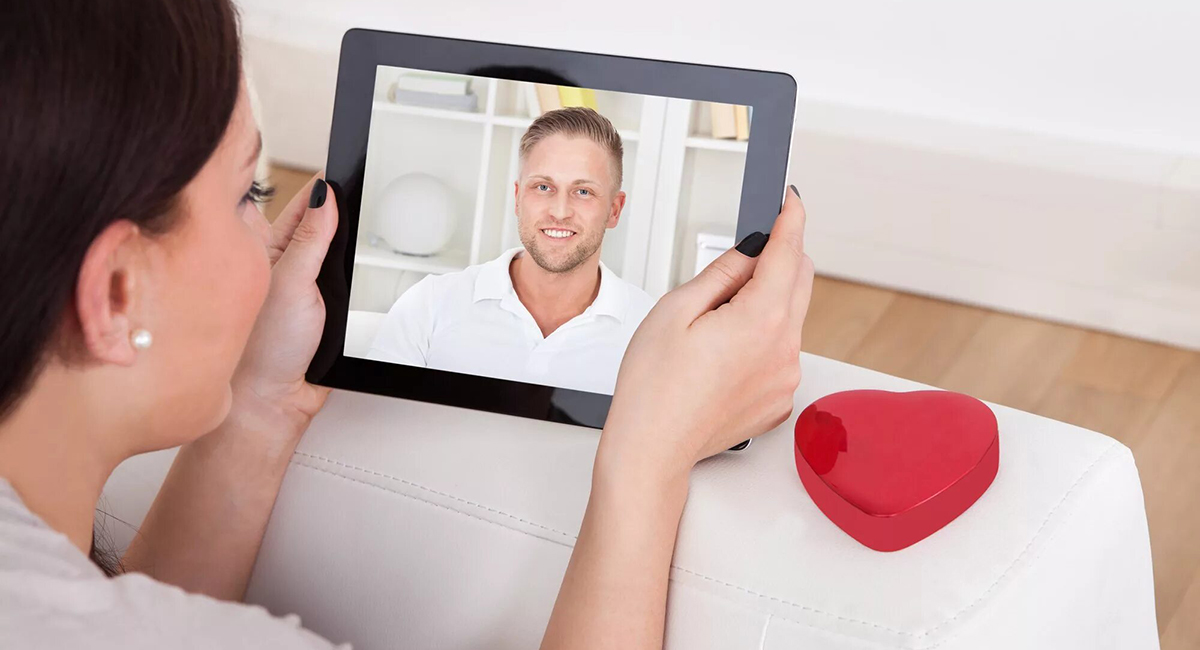 Как познакомиться в интернете, о чем разговаривать на свидании