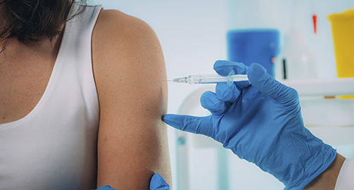 Вакцина от COVID-19 не приводит к бесплодию ни у мужчин, ни у женщин